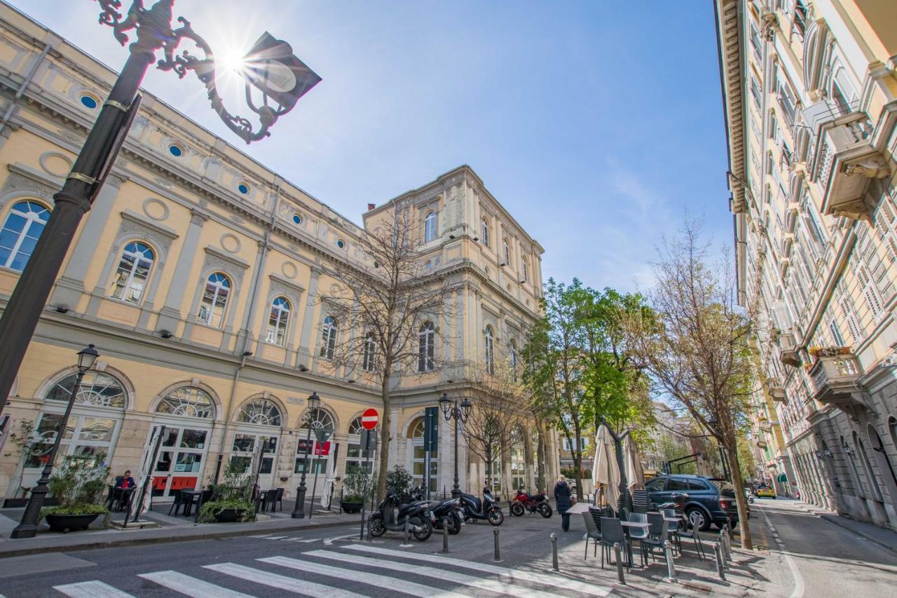 Casa Vacanze Al Teatro Trieste Luaran gambar